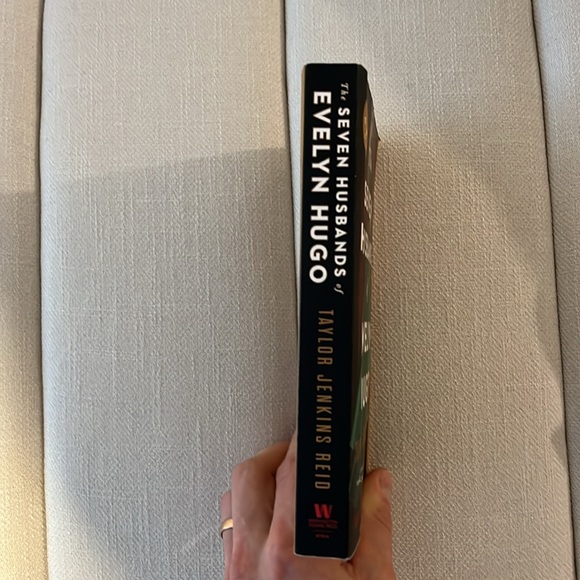 Taylor Jenkins Reid The Seven Husbands of Evelyn Hugo book - Picture 2 of 4